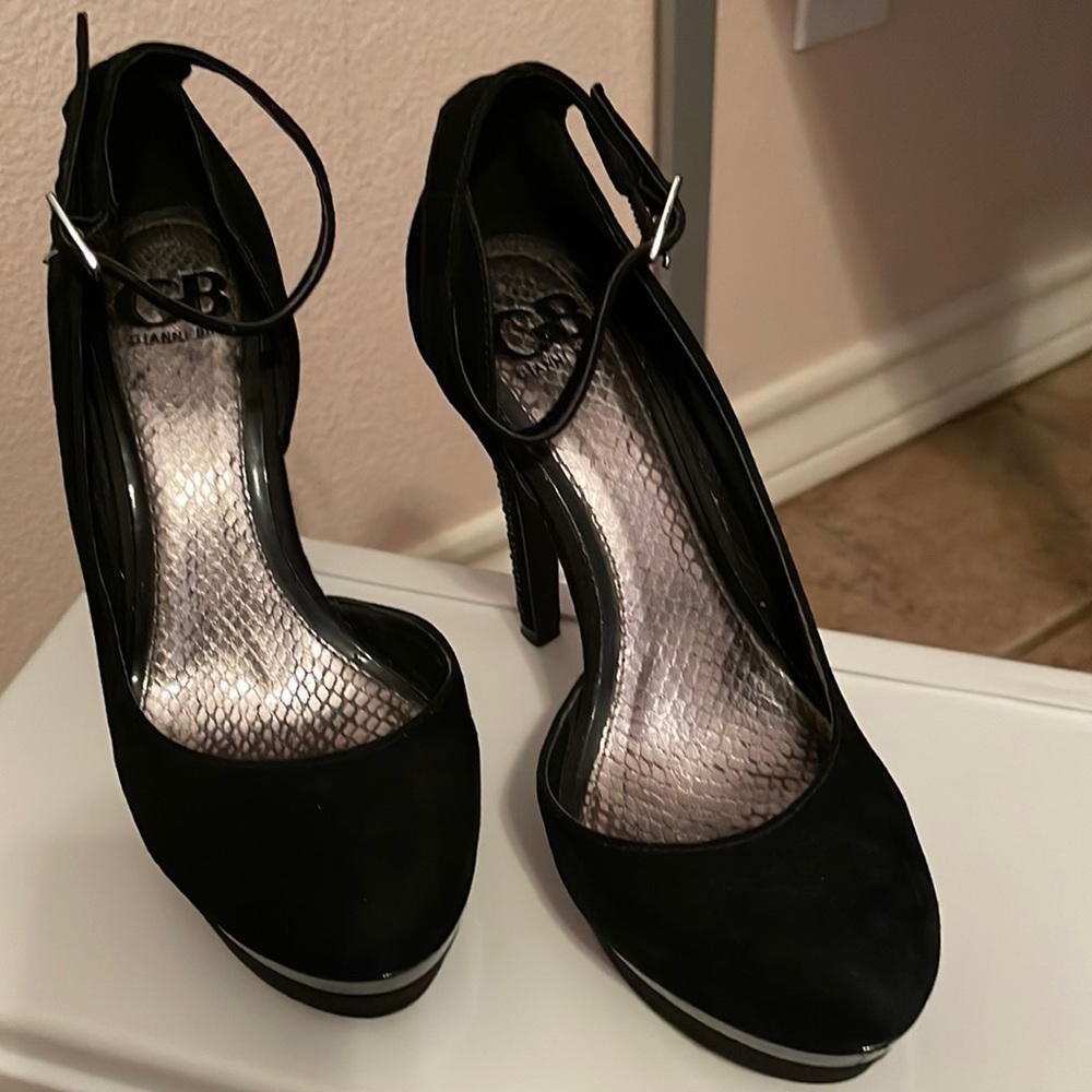Black pumps, velvety ( bling on the heels)